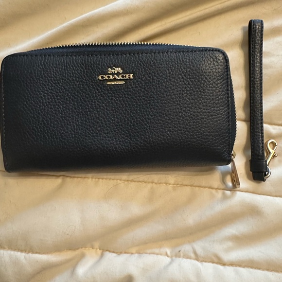 Coach Navy Zip Wallet with Silver Logo smoke free home - Picture 2 of 9